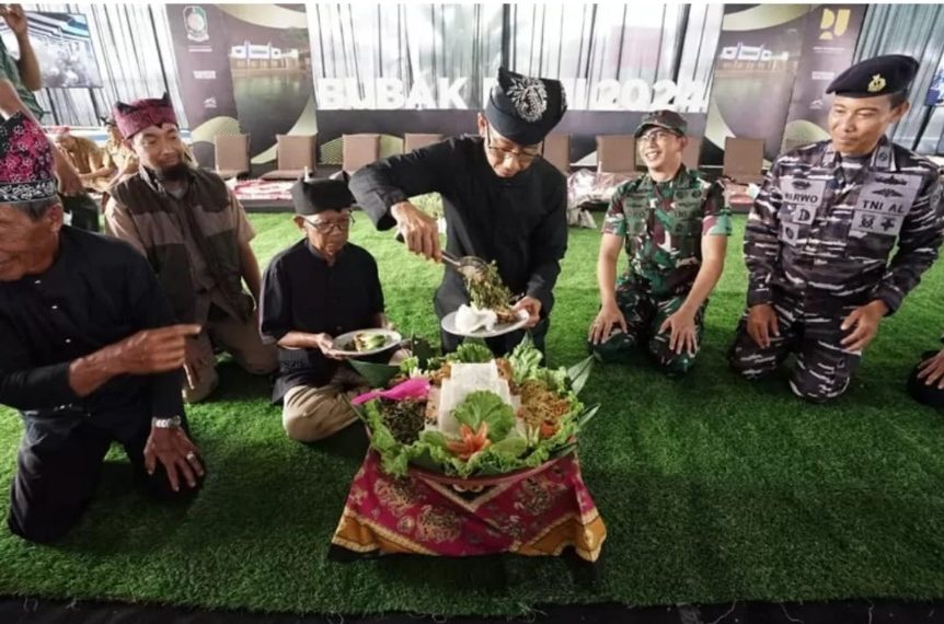 Guntur Priambodo memotong nasi tumpeng sebagai tanda dimulainya tradisi Bubak Bumi (Ist)