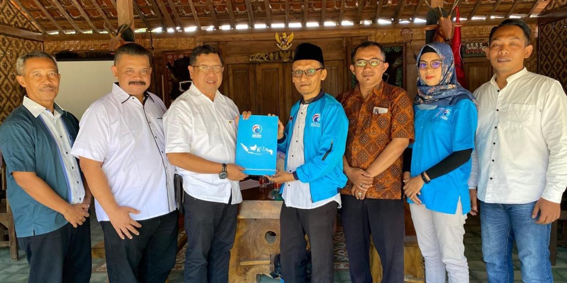 Pasangan Bupati dan wakil Bupati Tulungagung, Maryoto Birowo dan Didik Girnoto Yekti (Mardinoto) saat menerima Surat Dukungan dari DPD Partai Gelora Kab. Tulungagung, Jum'at (30/8/2024) (foto: ist)