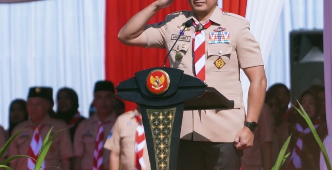 Pj Wali Kota Batu Aries Agung Paweai saat pimpin upacara peringati Hari Pramuka ke - 63 di Stadion Brantas Kota Batu (Ist)