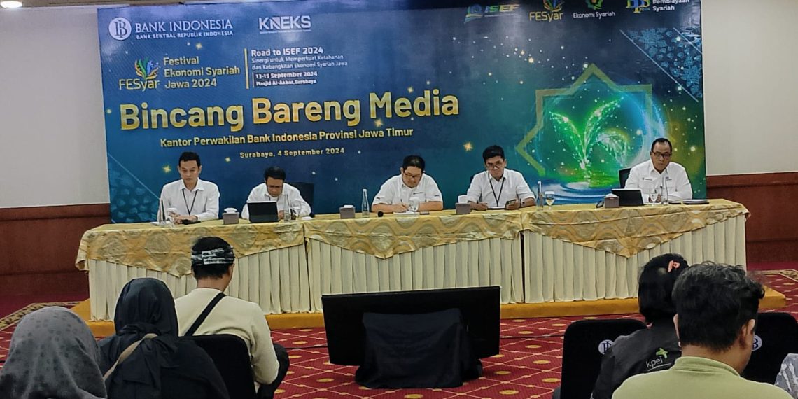 Kepala BI Jatim Erwin Gunawan Hutapea (tengah). (foto: hari/bidik.news)