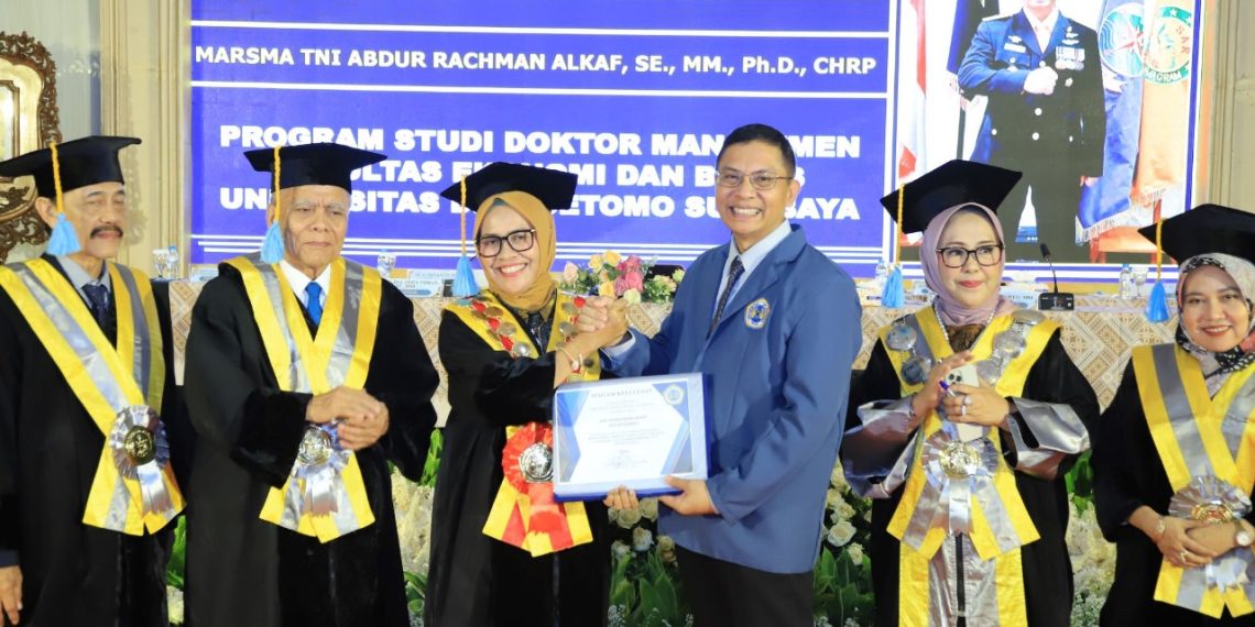 Marsma TNI Abdur Rachman Raih Doktor Manajemen FEB Unitomo 1 Penyerahan Piagam Kelulusan Prodi Doktor Manajemen oleh Ketua Penguji Prof. Dr. Siti Marwiyah, SH, MH kepada Promovendus 1. (foto: humas)