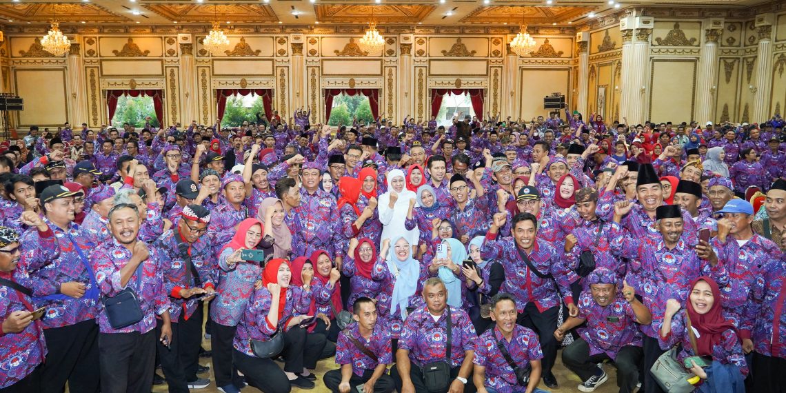 Khofifah- Emil saat di nobatkan jadi ibu - bapake perangkat desa