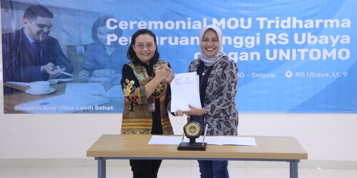 Unitomo & RS Ubaya Teken MoU Tridharma Perguruan Tinggi 1 Direktur RS Ubaya & Rektor Unitomo memperlihatkan MoU yang baru di tandatangani. (foto: humas)