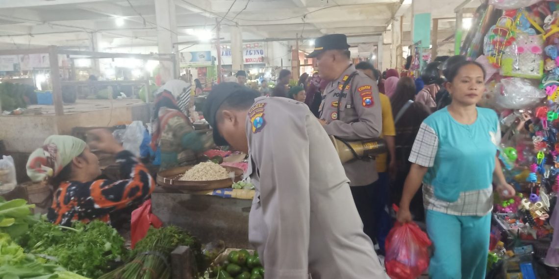 Kasat Binmas Polres Sampang Sambangi Pasar Srimangunan Antisipasi Peredaran Uang Palsu Jelang Bulan Maulid 1