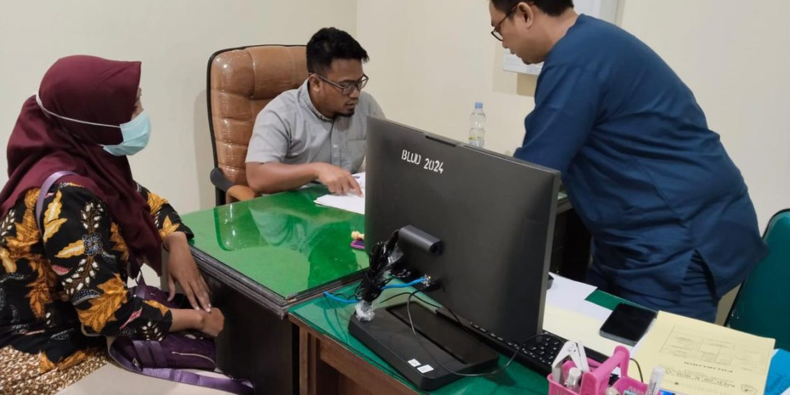 Bima Satriono Purwanto, Sp.OT Poliklinik Ortopedi RSUDMA Sumenep saat merinci berbagai penyakit di gedung RSUD Moh. Anwar Sumenep.