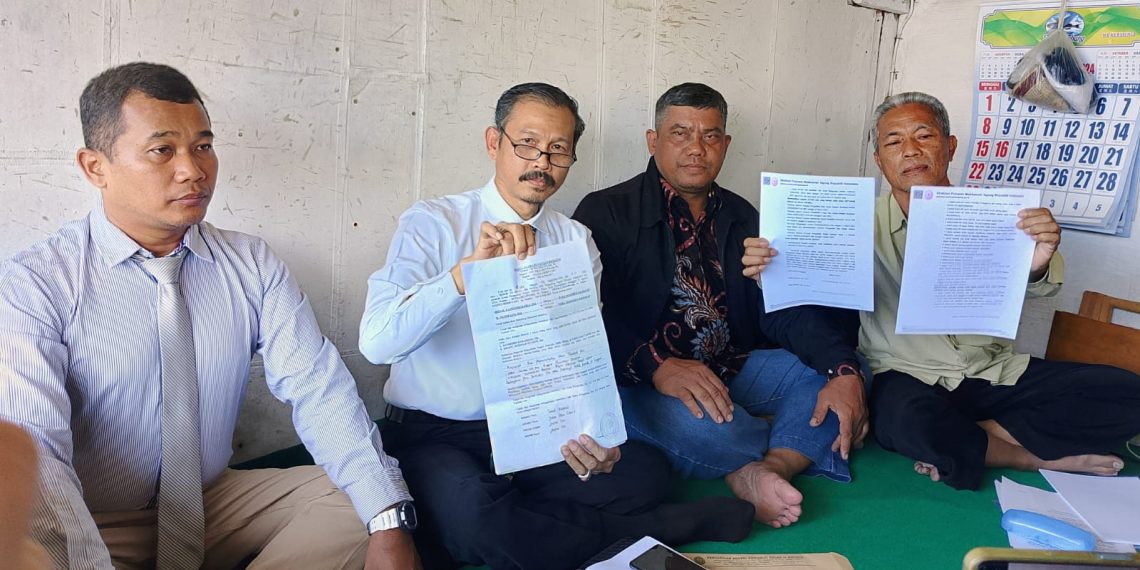 Tolak Eksekusi Tambak Oso, Pemilik Akan Pertahankan Sampai mati 1 Kuasa hukum pemilik tanah, Andi Fajar Yulianto, SH, MH (2 kiri), Ruslan Abdul Ghoni, SH (kanan) dan Sartono, SH, MH (kiri) saat konferensi pers, Rabu (11/9/2024). (foto2: hari/bidik.news)