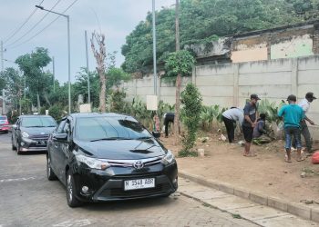 Sadar Kebersihan Lingkungan Pasar, Warga Pedagang Pasar Pagi Melakukan Bersih – bersih 