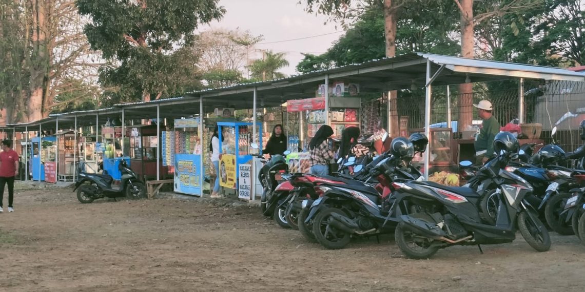 Sebanyak 24 PKL Dikawasan Sultan Agung Kota Batu Lega, Begini Ceritanya ! 1 Puluhan Lapak PKL di kawasan Bukit Bintang tanah aset PT Paramount Jalan Sultan Agung Kota Batu (Gus)