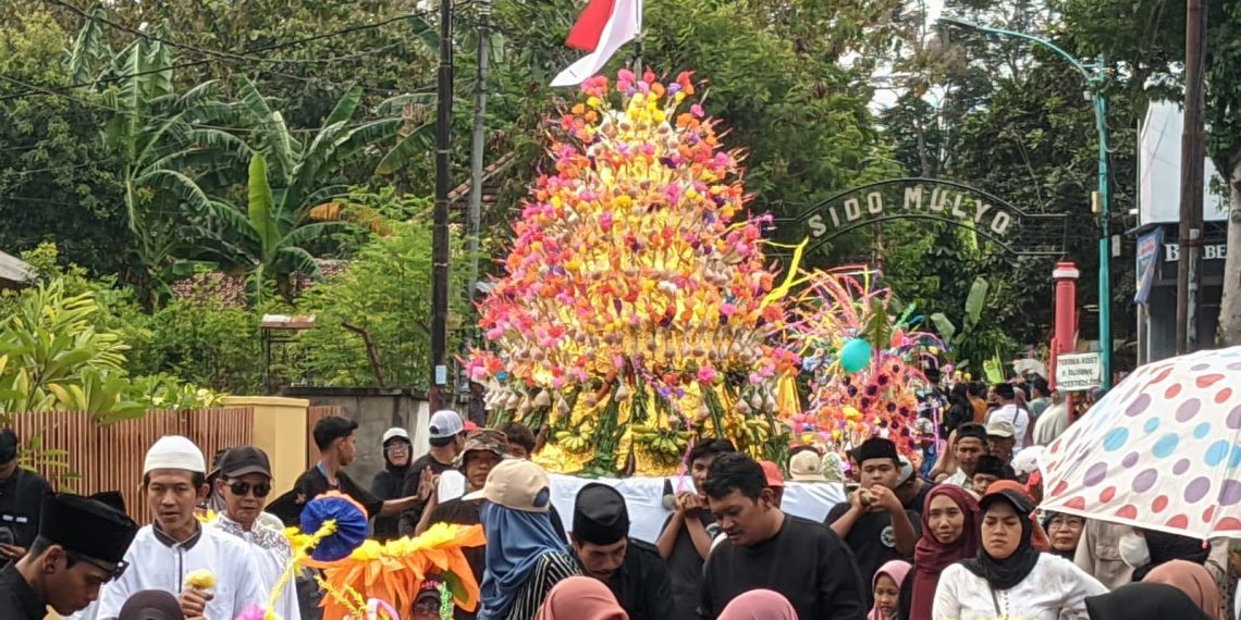 Pawai kembang endhog Desa Gitik
