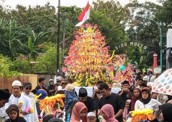 Pawai 10 Ribu Kembang Endhog Meriahkan Peringatan Maulid Nabi di Desa Gitik