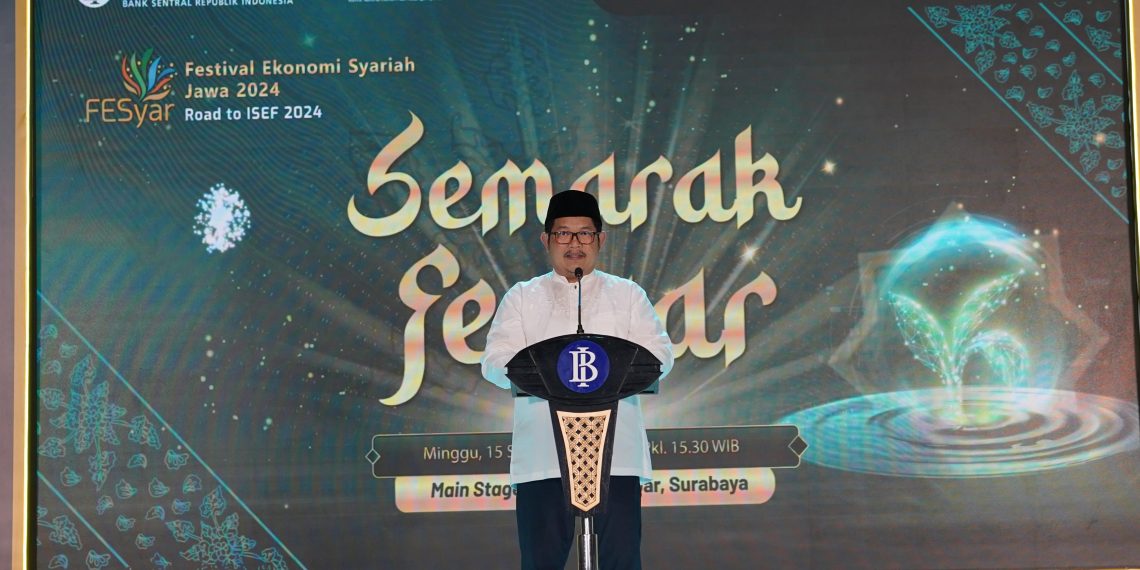 Kepala KPwBI Jatim Erwin Gunawan Hutapea saat menutup kegiatan Fesyar Jawa 2024 di halaman Masjid Al Akbar Surabaya, Minggu (15/9/2024) petang. (foto: ist)