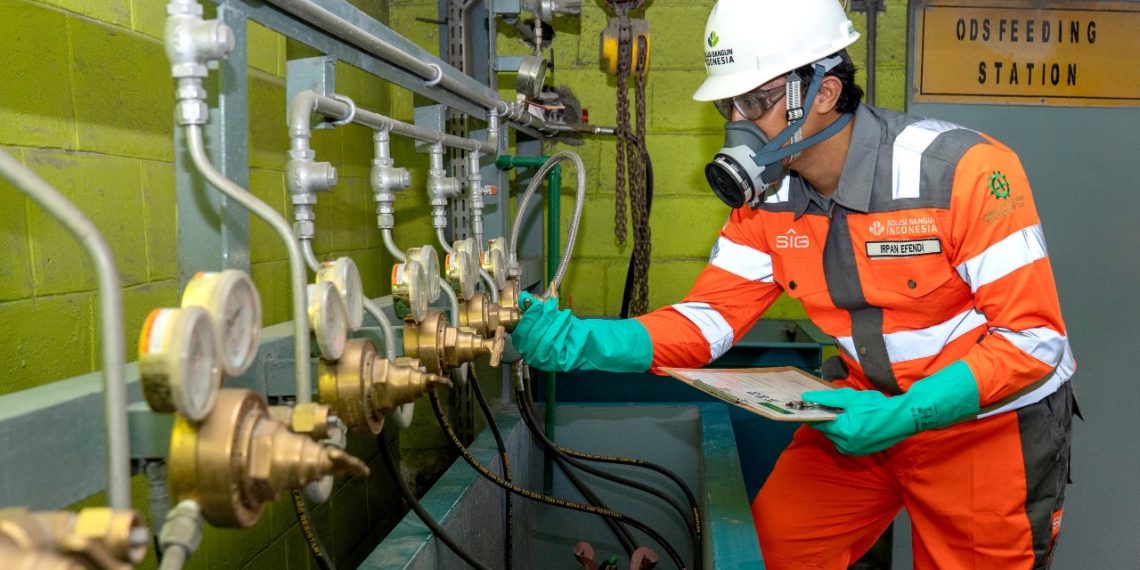 Karyawan SIG melakukan pengecekan flow meter sebelum dilakukan pemusnahan Bahan Perusak Ozon (BPO) di Pabrik Narogong, Jawa Barat. (foto: ist)