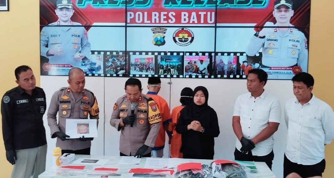 Kapolres Batu bersama sejumlah pejabat utama saat konferensi pers di Mapolres Batu, ungkap kasus aborsi (Gus)