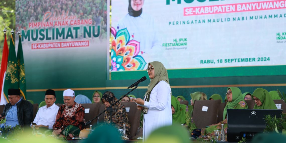 Ipuk Fiestiandani saa menghadiri pelantikan PAC Muslimat NU se Kabupaten Banyuwangi di Lapangan Tenis Indoor, GOR Tawang Alun
