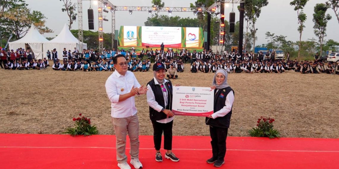 Bank Jatim saat serahkan CSR