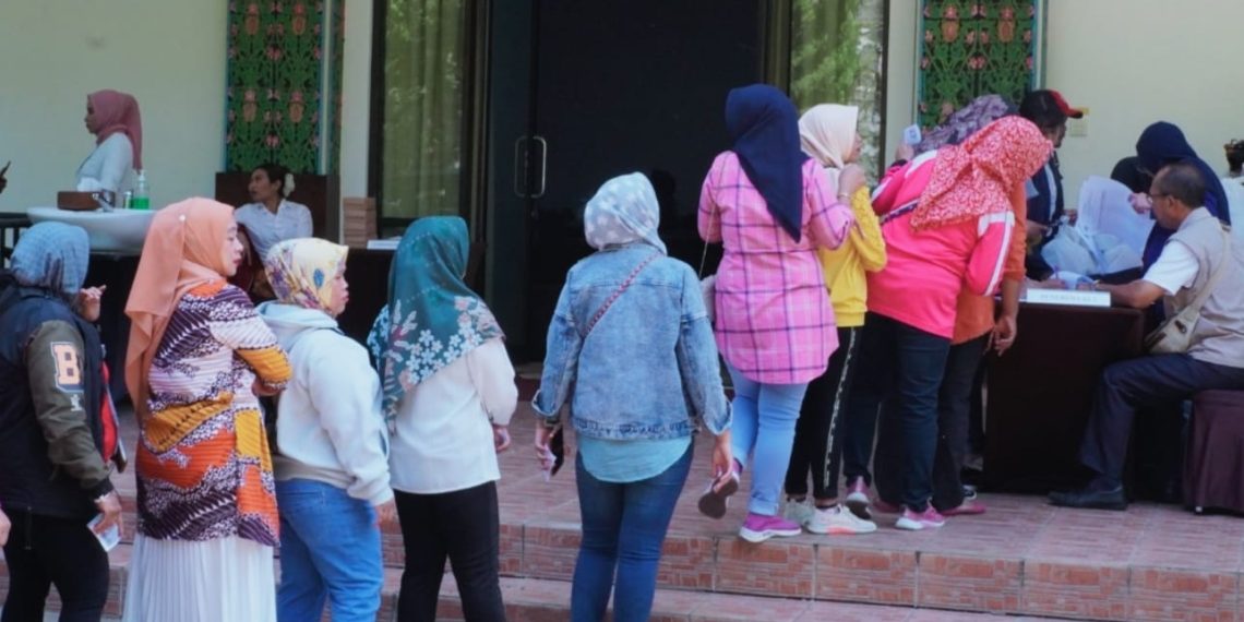 Para pekerja Pabrik Rokok di Kota Batu saat menerima BLT DBHCHT di Jambuluwuk Convention Hall dan Resort Kota Batu (Ist)