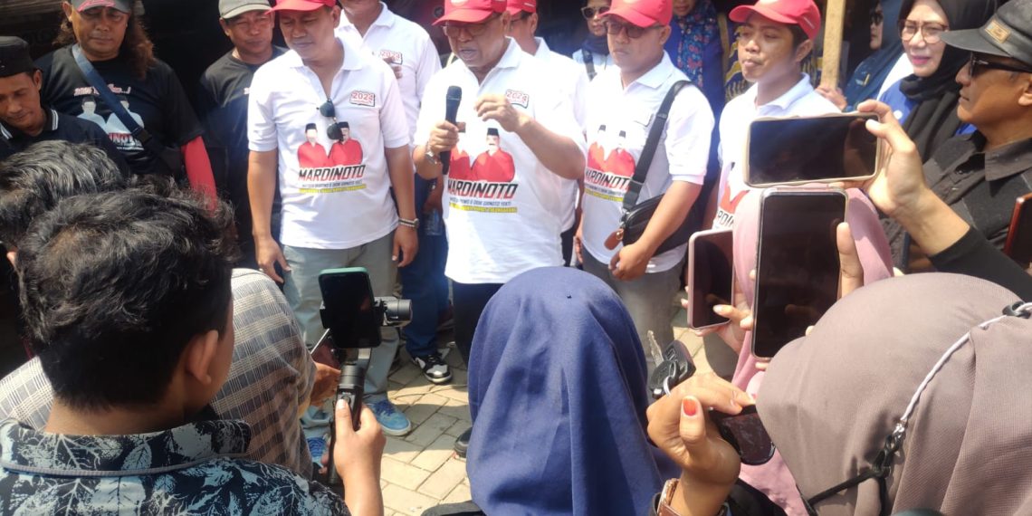 Blusukan ke Pasar Tradisional Ngemplak, Bacabup Maryoto Birowo Serap Aspirasi Pedagang 1 KPU Kota Kediri, saat Menggelar Si Jalih dan Si Tatak, Sabtu (21/9/2024) (Foto: ist