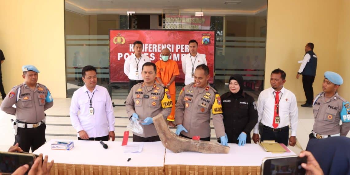 AKBP Henri Noveri Santoso didampingi Wakapolres Kompol Trie Sis Biantoro saat menunjukan barang bukti dimapolres Sumenep saat konferensi pers