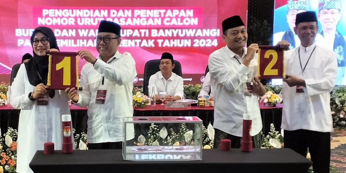 Kedua paslon saat pengundian nomor urut