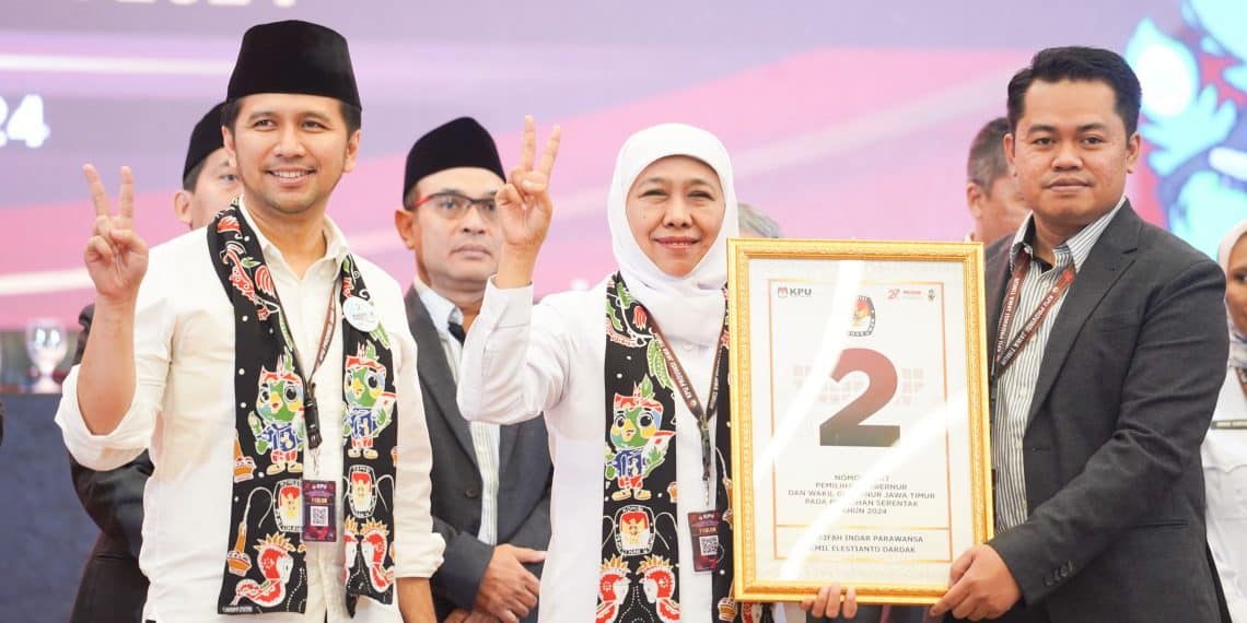 Teks foto : Khofifah Emil saat ambil Nomor Urut