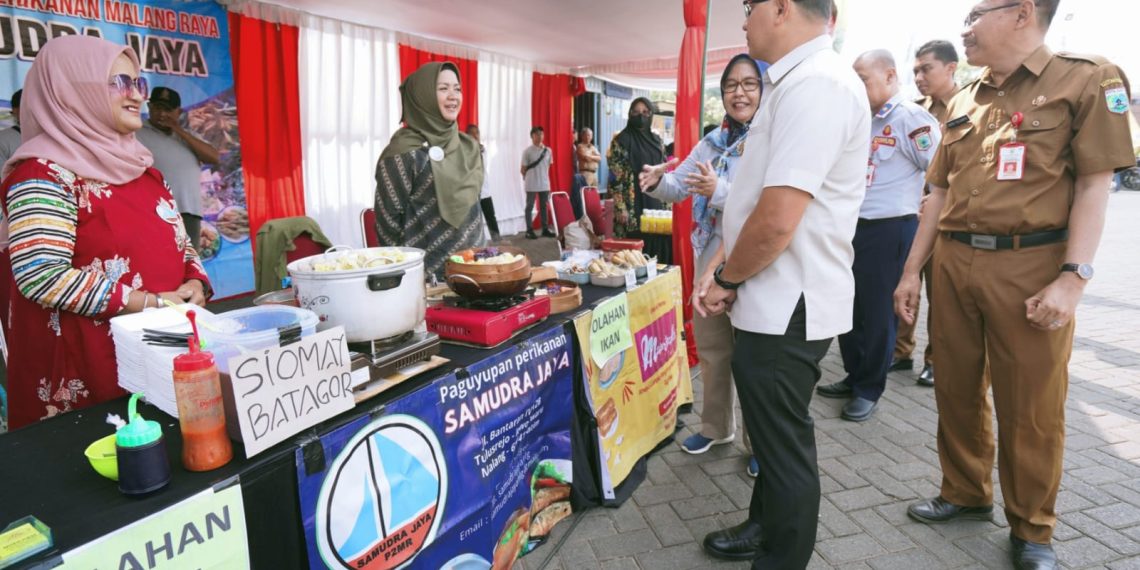 Pj.Wali Kota Batu bersama Kepala Dinas Pertanian Batu saat interaksi dengan sejumlah pedagang peserta gebyar Gerakan Pangan Murah di Kota Batu.(Ist) 