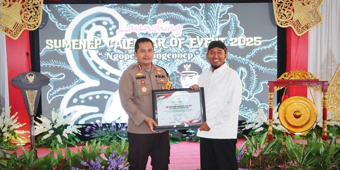 Kapolres Sumenep AKBP Henri Noveri Santoso resmi menerima yang diserahkan langsung bupati Achmad Fauzi Wongsojudo penghargaan launching Sumenep Calendar of Event 2025 di Pendopo Agung Sumenep, 24 September 2024.
