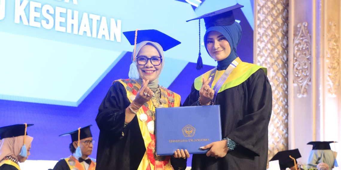 Wisuda digelar di Dyandra Convention Center, Sabtu (28/9/2024) dan dipimpin rektor Prof. Dr. Siti Marwiyah, SH, MH. Siti Marwiyah. (foto: ist)