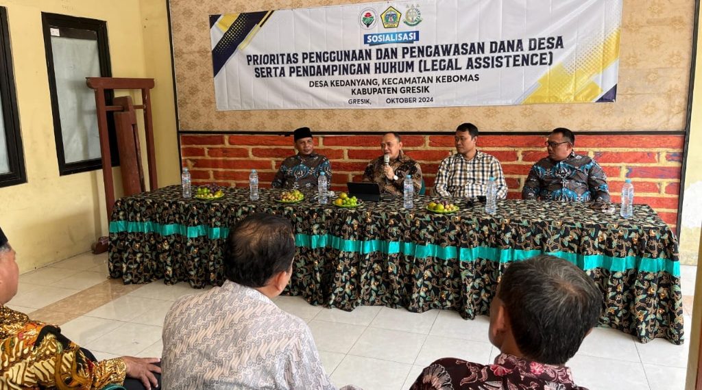 Cegah Korupsi Dana Desa, Kejari Gresik Lakukan Bimtek Hukum Pada Kades se Kecamatan Kebomas 1 Kajari Gresik, Nana Riana saat memberikan penyuluhan hukum terkait penggunaan dana desa di balai desa Kedanyang Kebomas