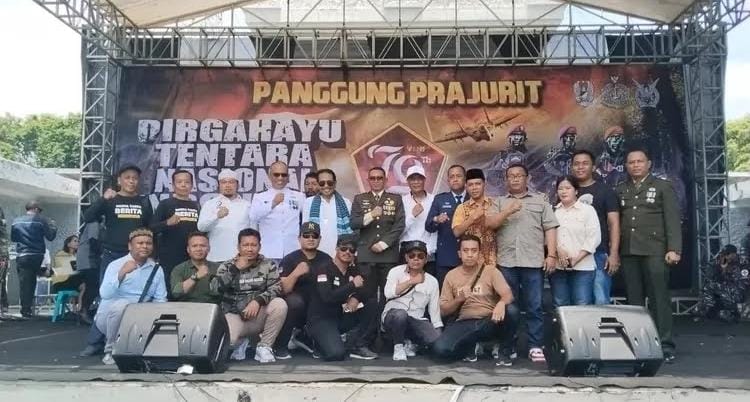 HUT TNI ke-79, Wartawan dan Aktivis di Banyuwangi Beri Kado Kue dan Nasi Tumpeng 2 HUT TNI ke-79, Wartawan dan Aktivis di Banyuwangi Beri Kado Kue dan Nasi Tumpeng 1