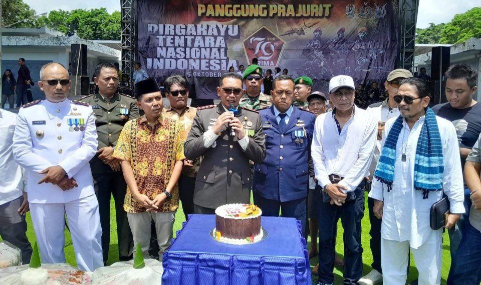HUT TNI ke-79, Wartawan dan Aktivis di Banyuwangi Beri Kado Kue dan Nasi Tumpeng 1 Dandim 0825, Danlanal, Danpos TNI AU Rajegwesi saat menerima kado kue dan nasi tumpeng dari wartawan dan aktivis