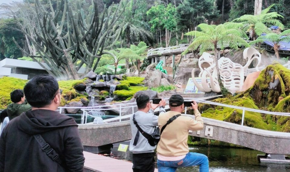 Proses Pembangunan Wahana Dino Ranch.(Gus)