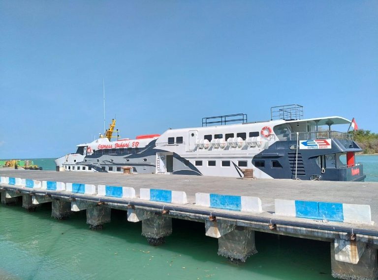 Kapal Express Bahari disiang hari dipelabuhan kalianget