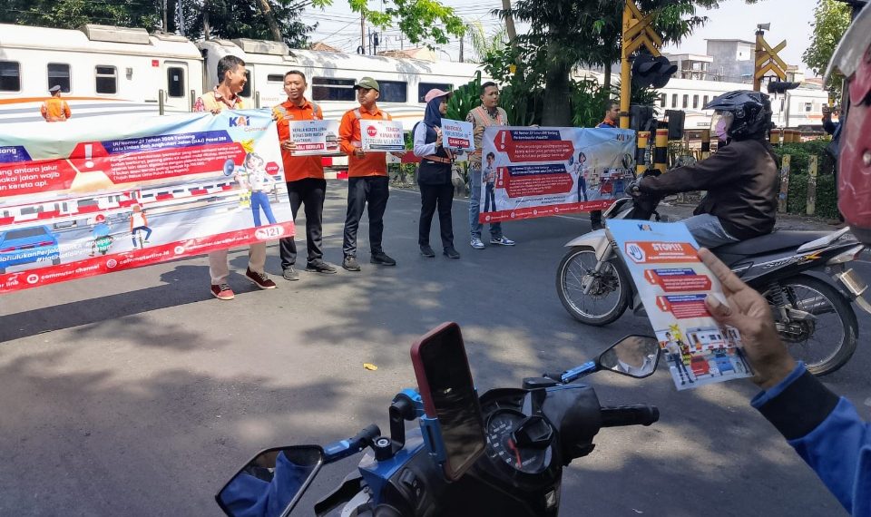 Sosialisasi rutin KAI Commuter bersama Komunitas Pecinta Kereta wujudkan keselamatan perjalanan KA dan meningkatkan kesadaran pengguna jalan di perlintasan sebidang. (foto: hari/bidik.news)
