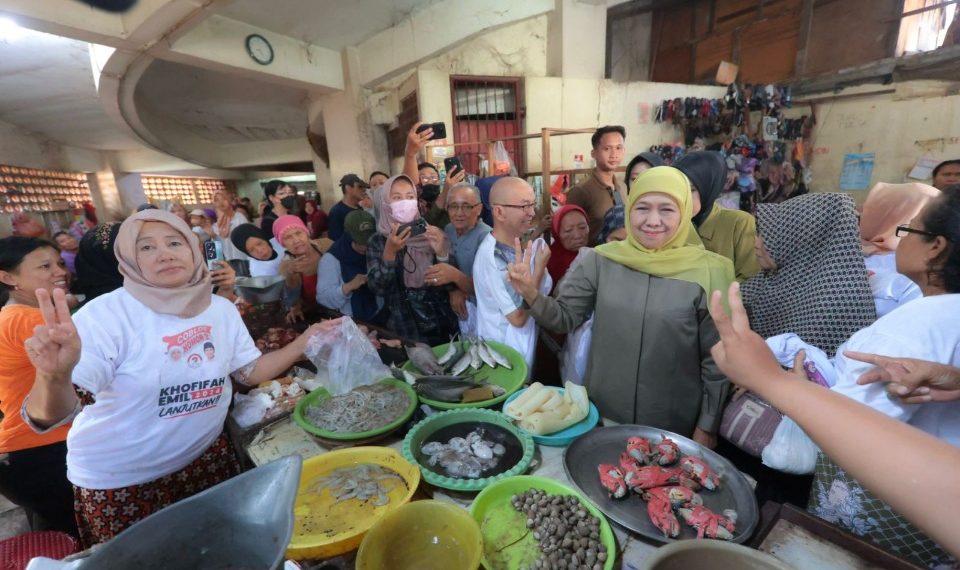 Khofifah saat kampanye di pasar kapasan