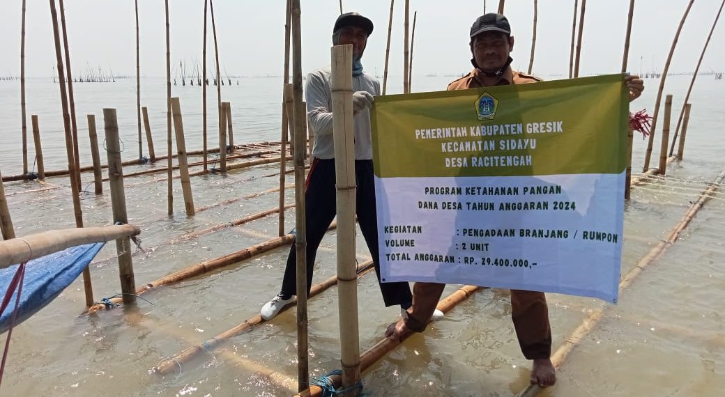 Kades Racitengah, Abdul Rozak saat foto diatas branjang/rumpon