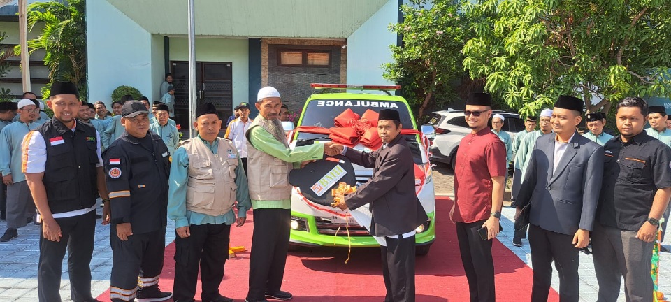 BMH Jatim Serahkan Ambulans ke Pesantren Hidayatullah Surabaya 1 Prosesi serah terima di lapangan utama Pesantren Hidayatullah Surabaya disaksikan seluruh karyawan, santri dan pengajar. (foto: ist)