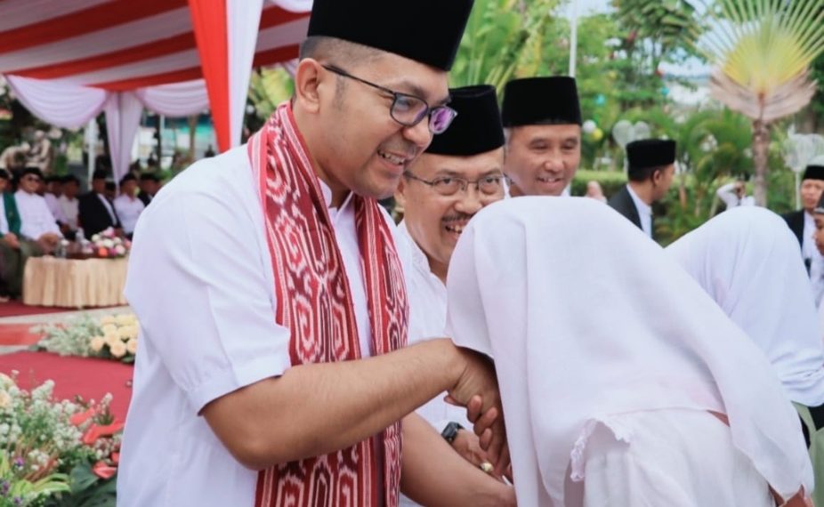 Kapolres Batu saat menyerahkan santunan kepada Anak Yatim, pada gelaran perayaan NSN 2024 di Kota Batu (Ist) 