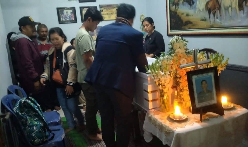 Almarhum Kolonel Laut ( S ) Budi Joko Seputra saat peti mau ditutup