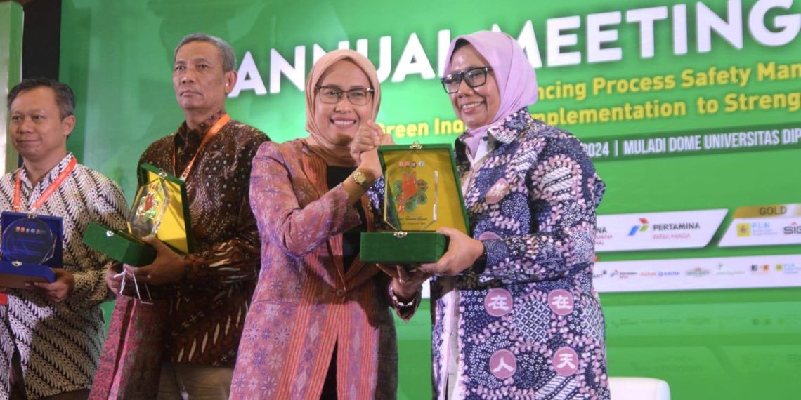 Direktur Operasi SIG Reni Wulandari (kanan) menerima cendera mata dari Wakil Ketua BKKPII Sripeni Inten Cahyani pada Rapat Tahunan BKKPII 2024 di kampus Undip Semarang. (foto: ist)