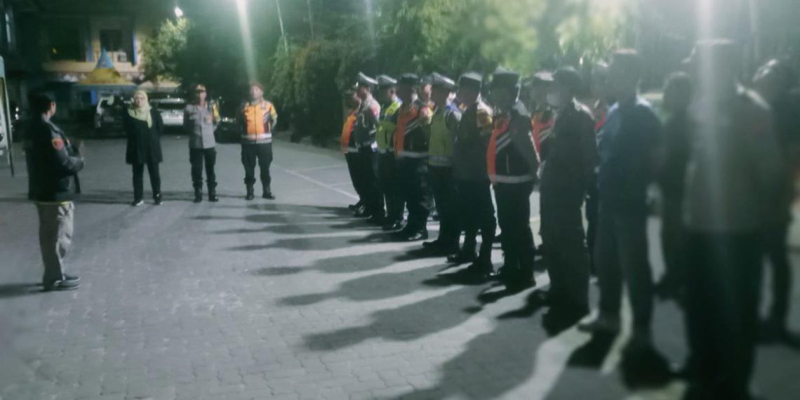 Kapolsek Dukuh Pakis Kompol Masdawati Saragih,S.H,M.H dan Camat Dukuh Pakis Annita Hapsari Oktorina Sesoria,S.STP pimpin langsung patroli