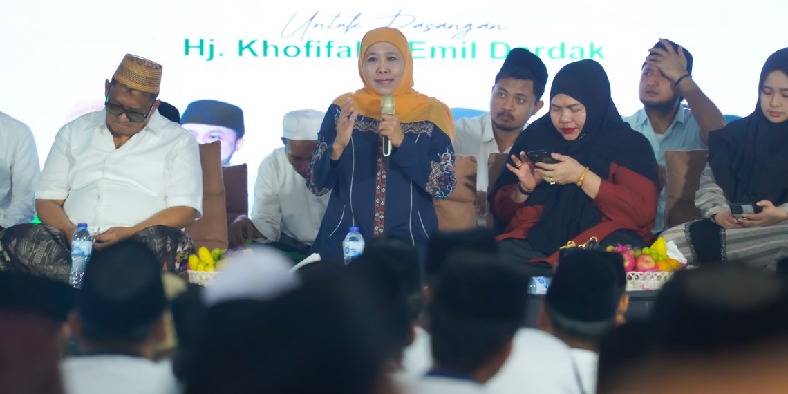 Khofifah saat bersama keluarga syaikona Cholil  