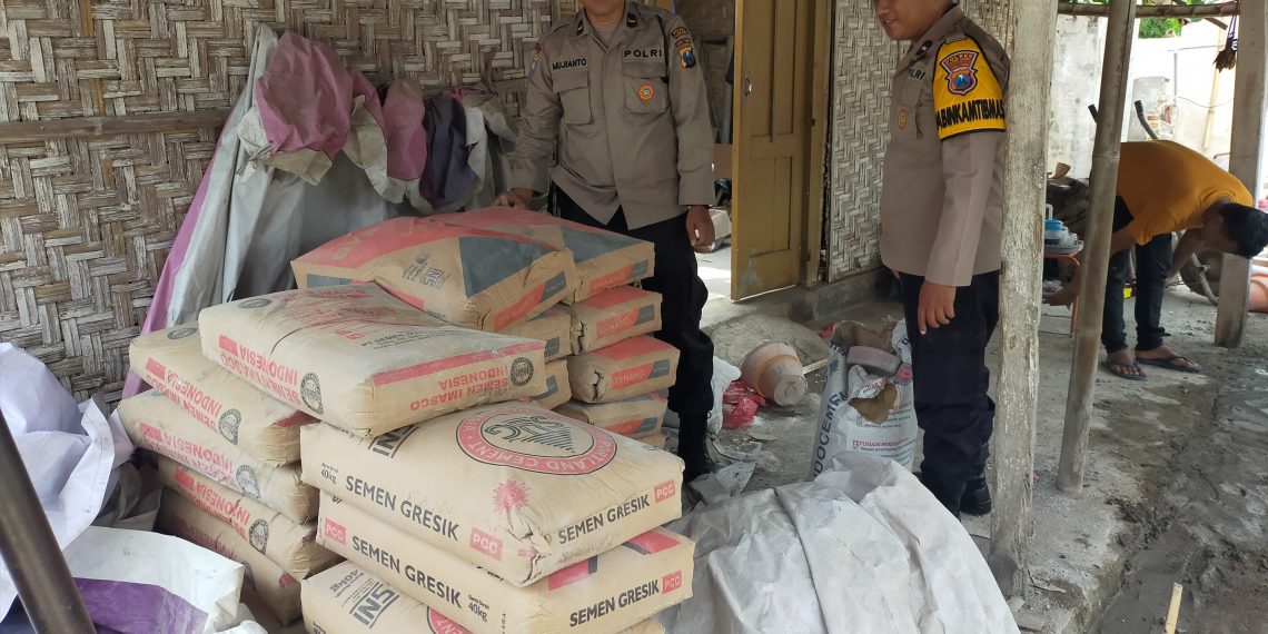 Jum'at Berkah, Polsek Kedungwaru Beri Bantuan Semen Untuk Pembangunan Musholla Wakaf Al Mubarokah 1