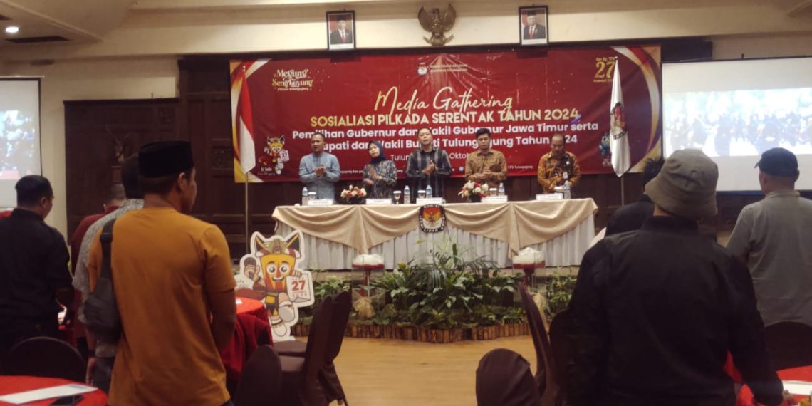KPU Kabupaten Tulungagung saat Gelar Media Gathering di Ballroom Hotel Narita, pada Jum'at malam (04/10/2024) (foto: eko/ bidik news)