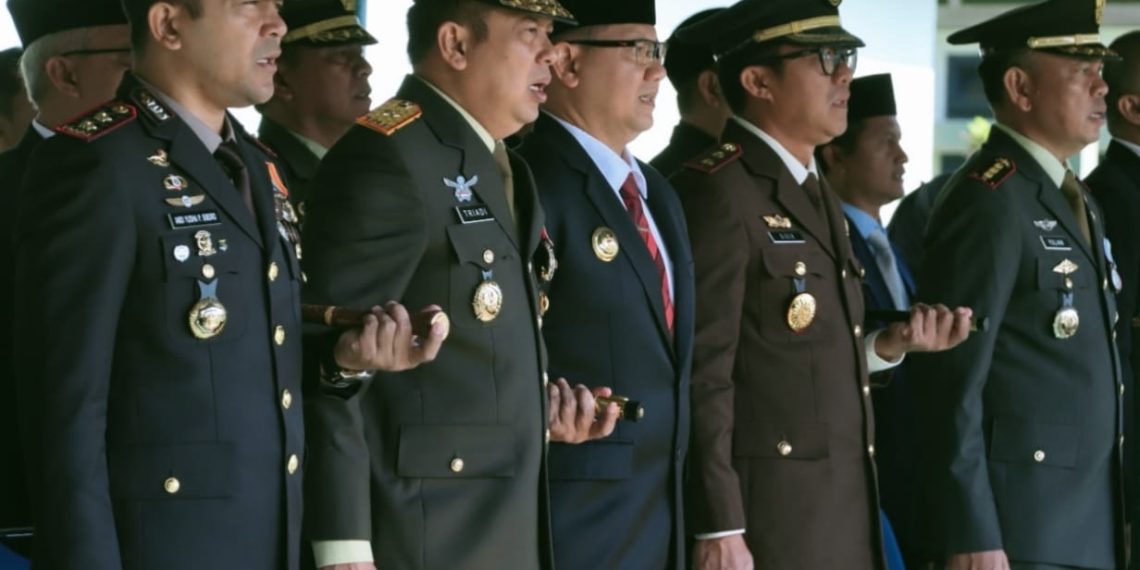 Kapolres Batu bersama unsur Forkopimda Kota Batu saat Upacara HUT TNI ke 79 di Lapangan Pusdik Arhanud Kota Batu (Ist)