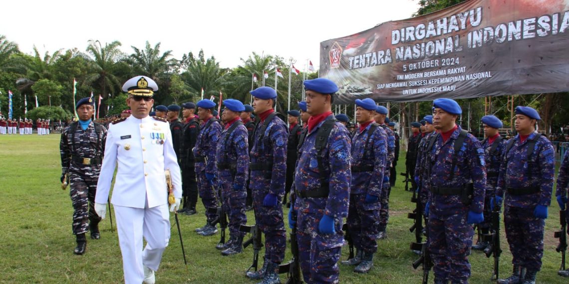 Letkol Laut (P) Hafidz saat mengecek kesiapan pasukan saat upacara peringatan HUT TNI ke-79 di Banyuwangi