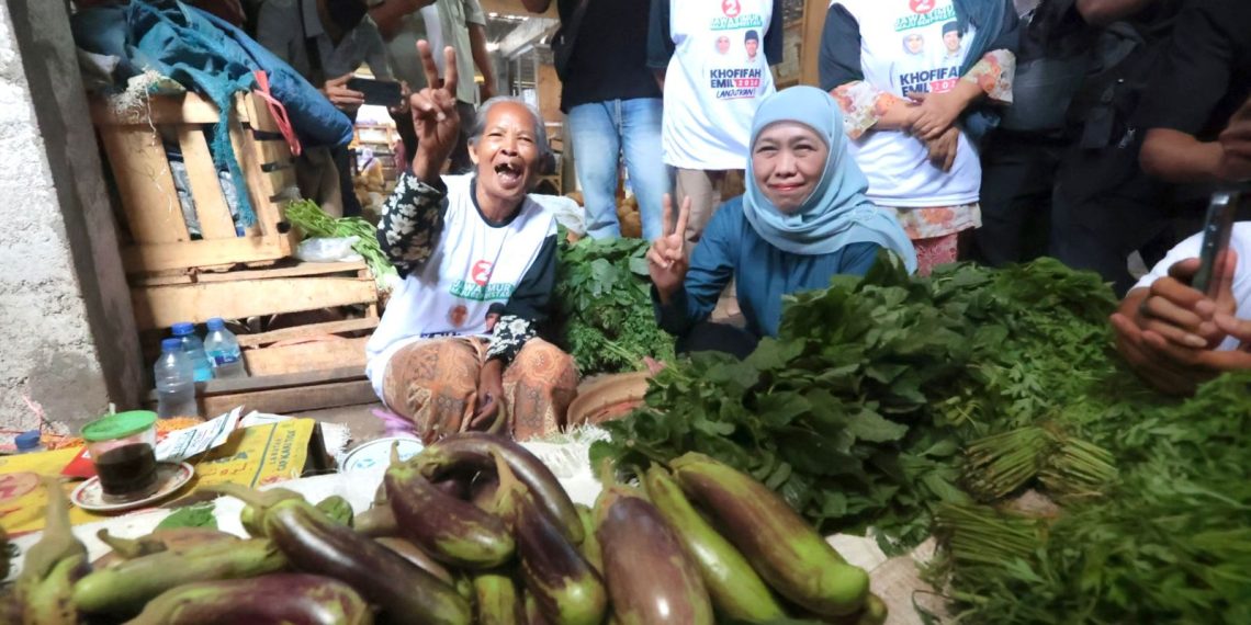 Cagub Jatim Khofifah saat blusukan di pasar sayur magetan