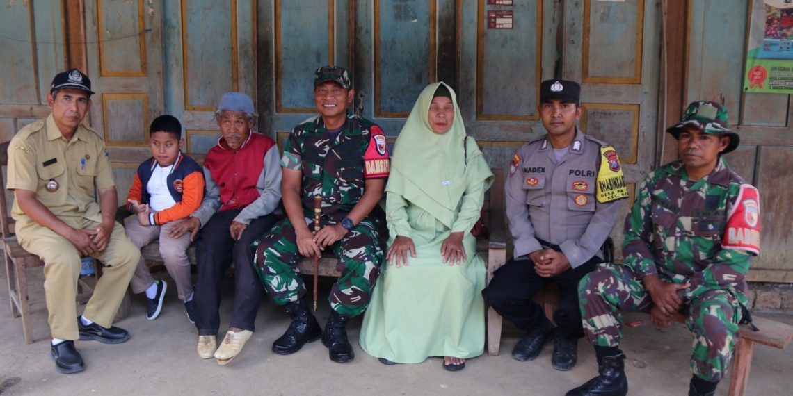 Dansatgas TMMD ke-12, Dandim 0809/Kediri Letkol Inf Aris Setiawan, S.H, didampingi Kepala Desa Pagung, Supriadi, Babinsa Serda Anton, dan Bhabinkamtibmas Bripka Kadek, saat memberi bantuan sembako kepada Panyandang Disabilitas, pada Senin (7/10/2024) (foto: ist)
