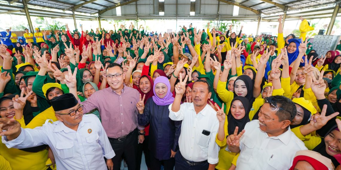 Teks foto : Pekerja Jatim deklarasi menangkan Khofifah - Emil