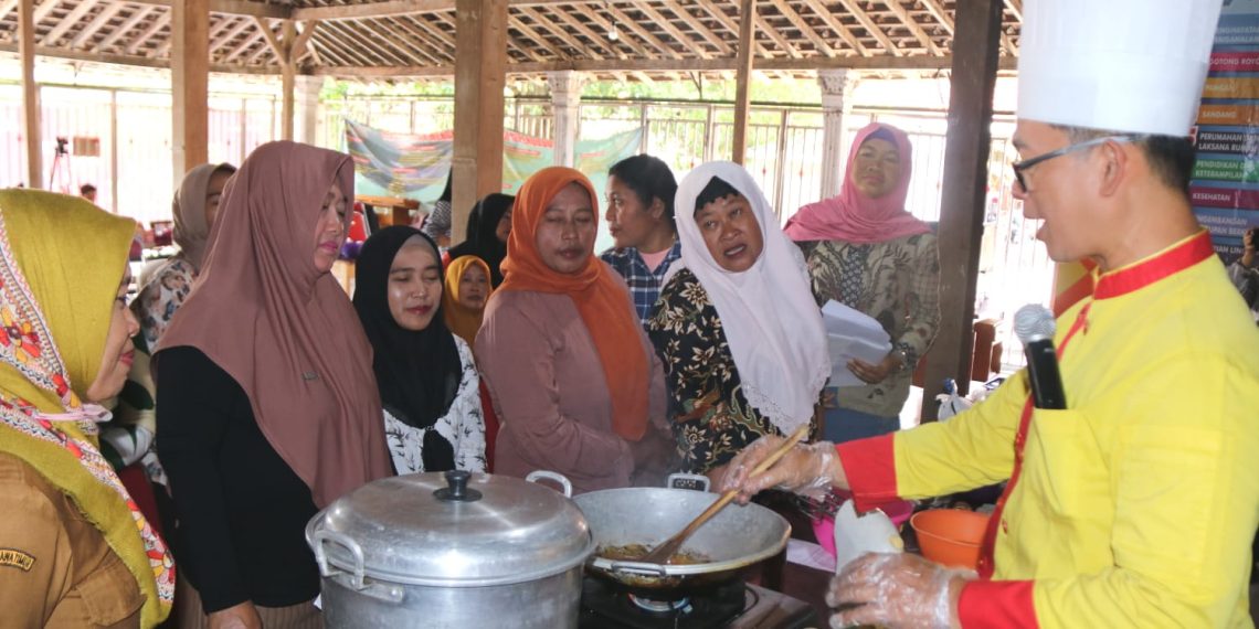 Tingkatkan Daya saing Warga,TMMD 122 Kodim Kediri Gelar Pelatihan Tata Boga. 1 TMMD ke-12 Kodim 0809/Kediri saat menggelar pelatihan Tata Boga di Balai Desa Pagung, pada Selasa (08/10/2024) (foto: ist)