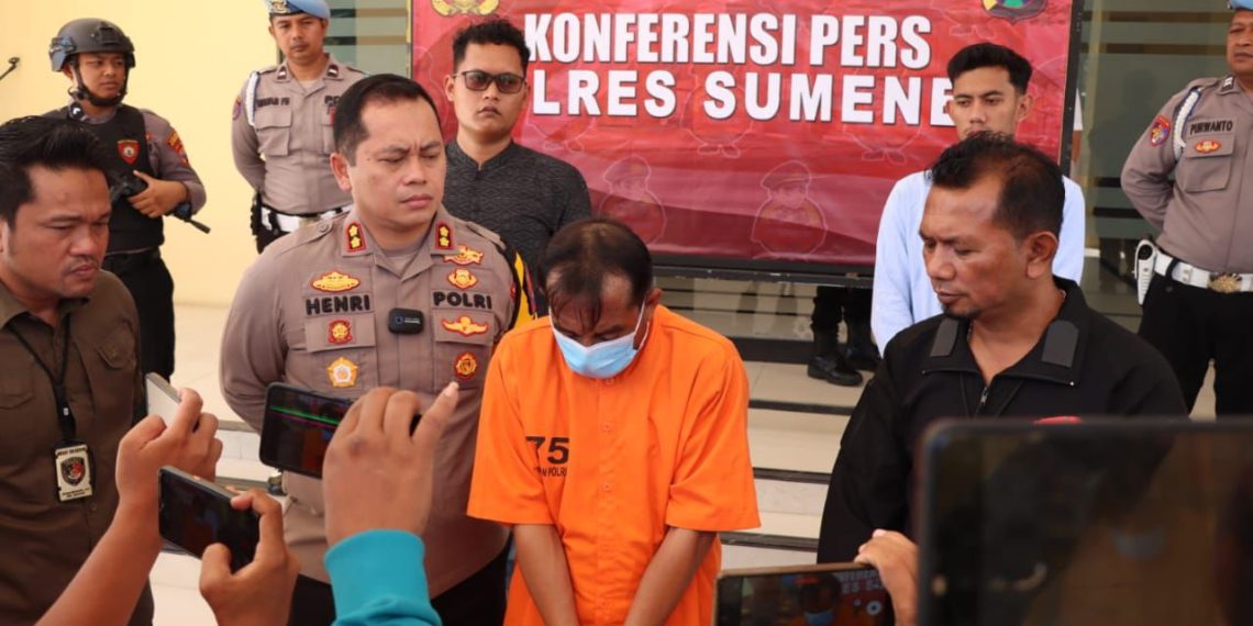 Kapolres Sumenep AKBP Henri Noveri Santoso didampingi Kanit Resmob Ipda Sirat.,S.H saat mendengar penjelasan pelaku Pria berinisial ME